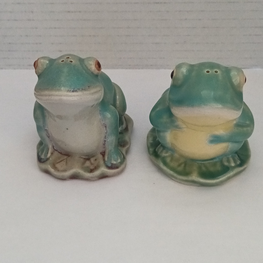 Adorable Vintage Kitsch Frog Salt and Pepper Shakers